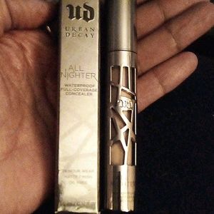 WATERPROOF FULL-COVERAGE CONCEALER